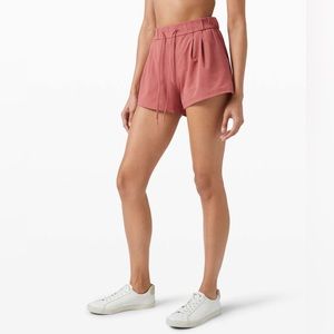 lululemon stroll at sundown short